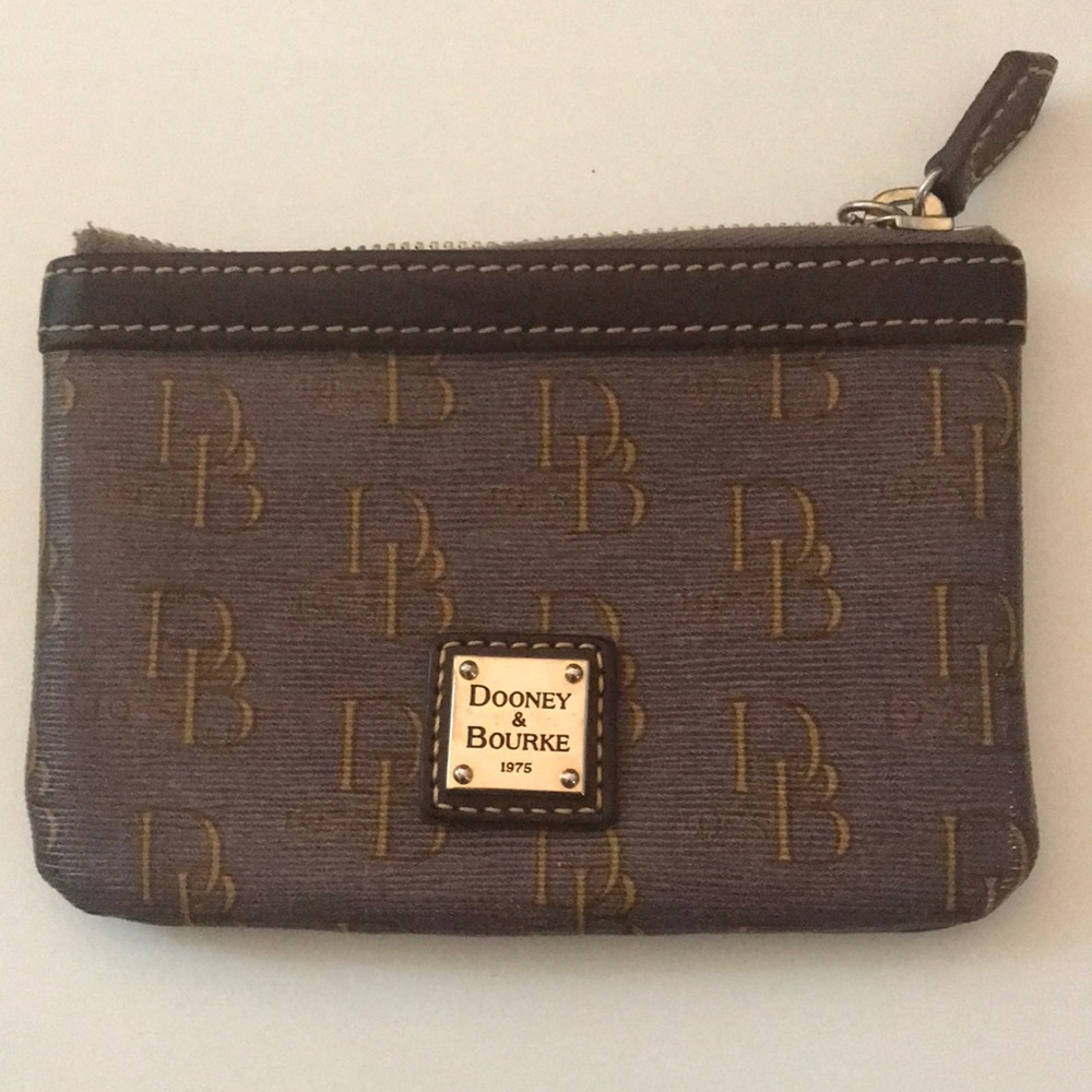 Mini clutch Dooney & Bourke.